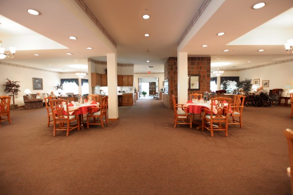 Maplewood of Mt. Pleasant: Living Area / Dining